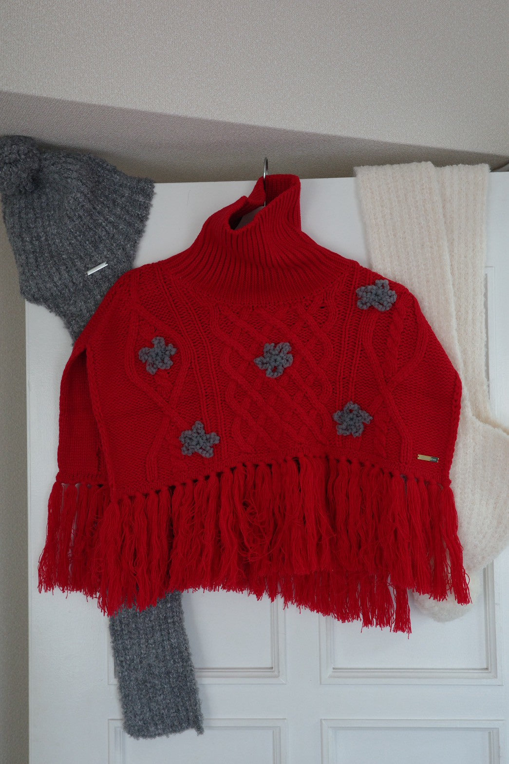 FM knit flower poncho