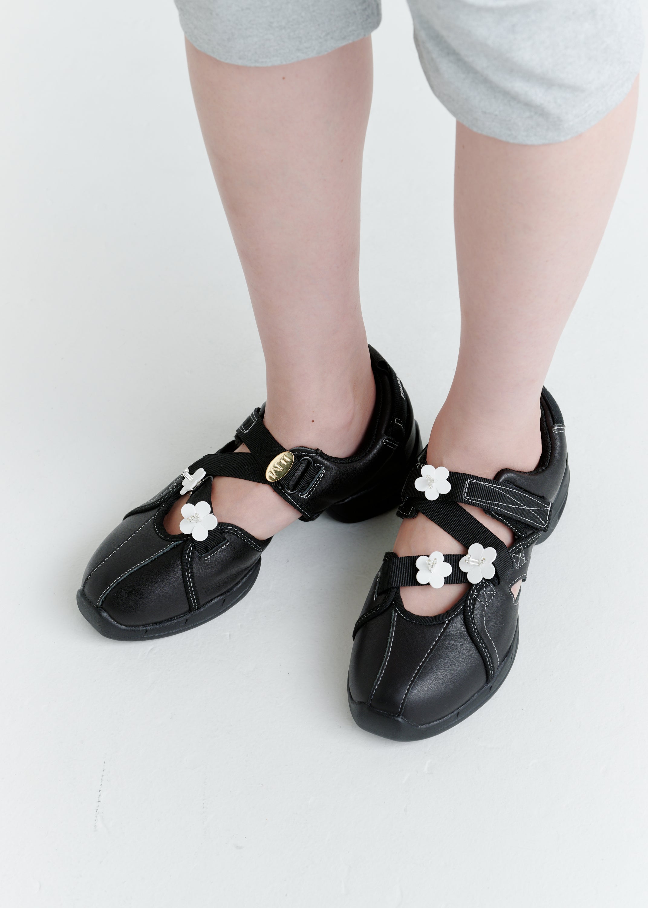 FOUNDRY MEWS ORIGINAL | Flower Shoes Charm Set