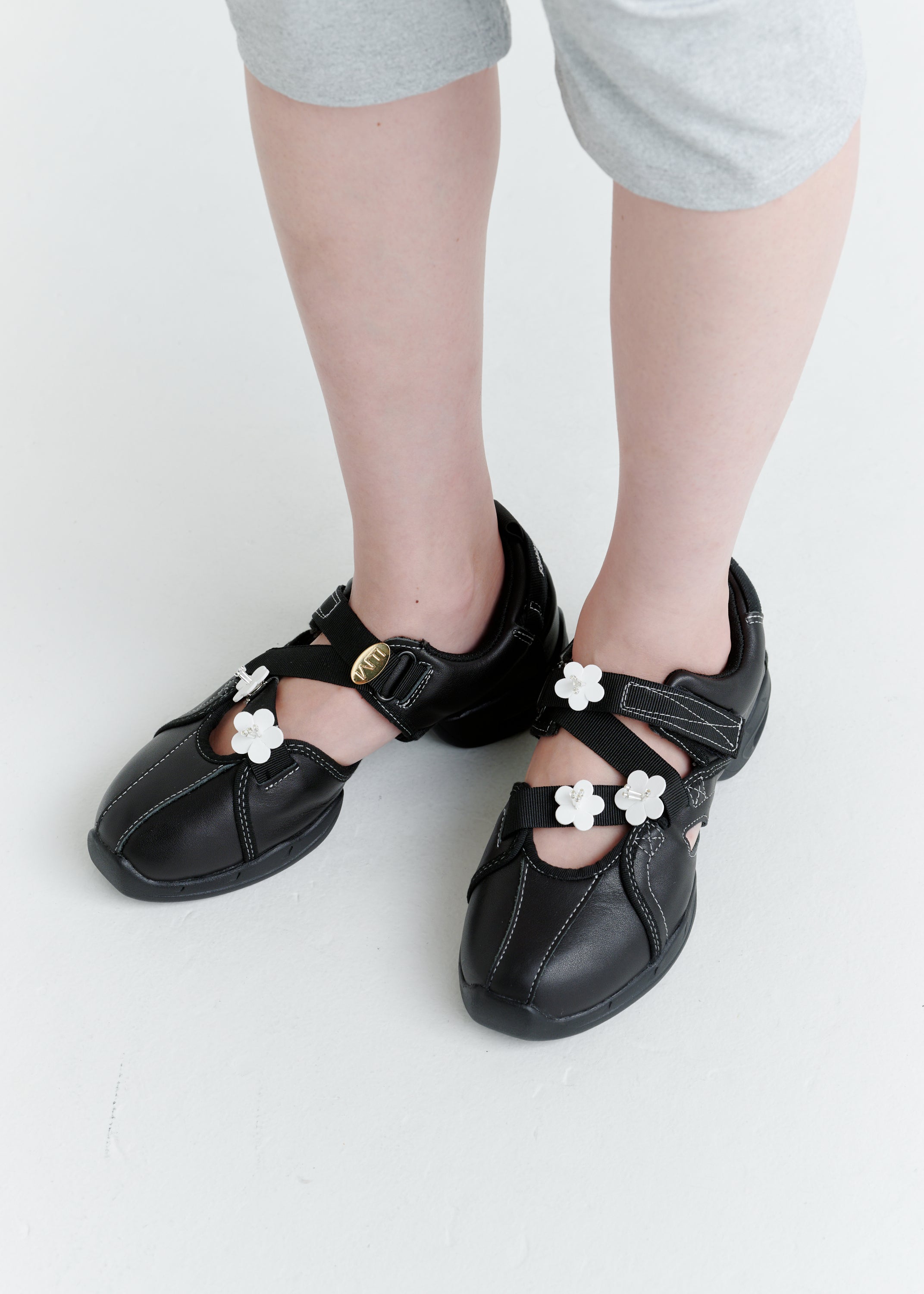 FOUNDRY MEWS ORIGINAL | Flower Shoes Charm Set